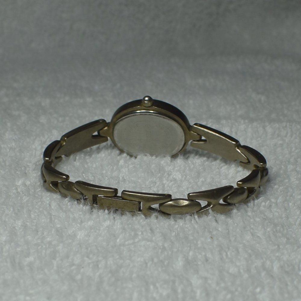 Vintage Guess Titanium Qwartz Watch w/ White Face - Picture 8 of 16